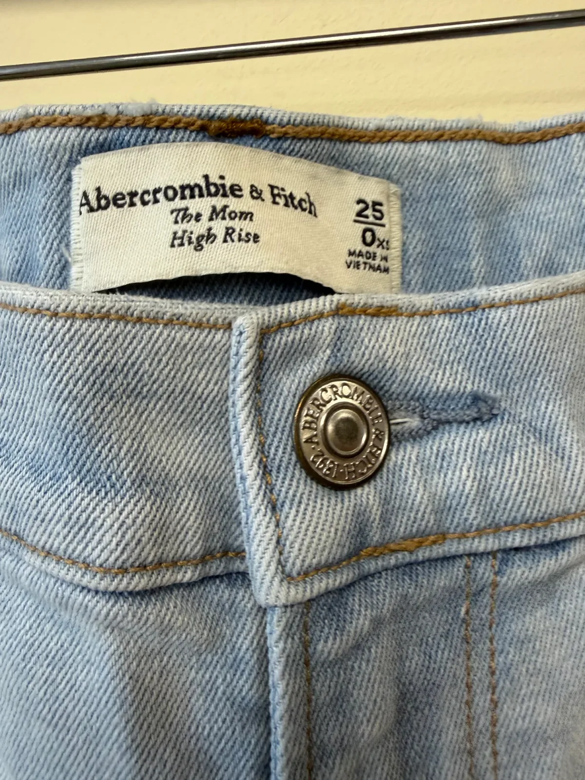 Foto 4 de Abercrombie & Fitch Women's High Rise Mom Jeans Light Wash Raw Hem Blue Size 25 / 0XS