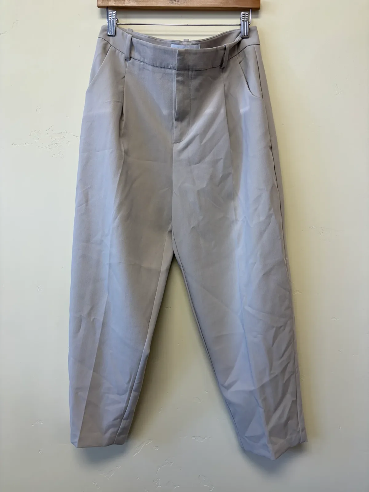 Zara Pleated Carrot Trousers in Beige - Size M photo 2