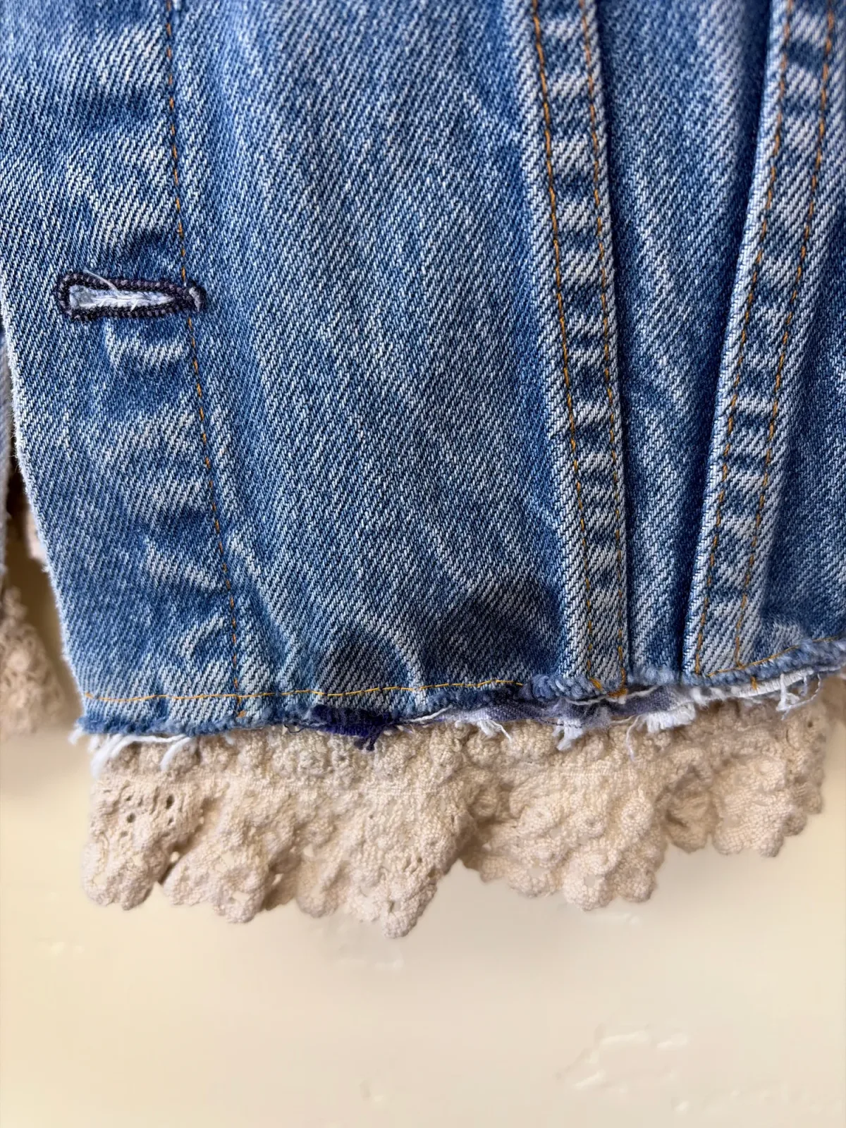 Vintage Levi's 70706 Cropped Lace-Trim Denim Trucker Jacket - Size 12 (Fits like S/M) photo 4