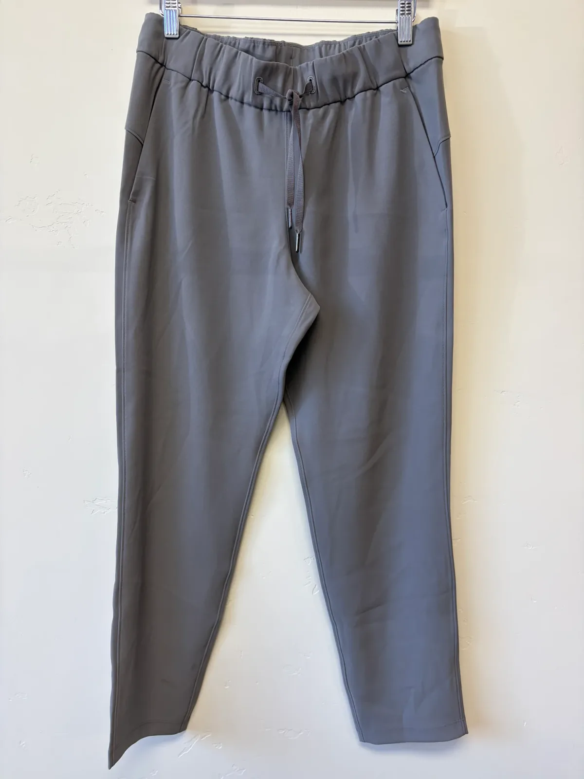 Lululemon On The Fly Crop 23" Woven Pants Gray Sage - Size 6 photo 2