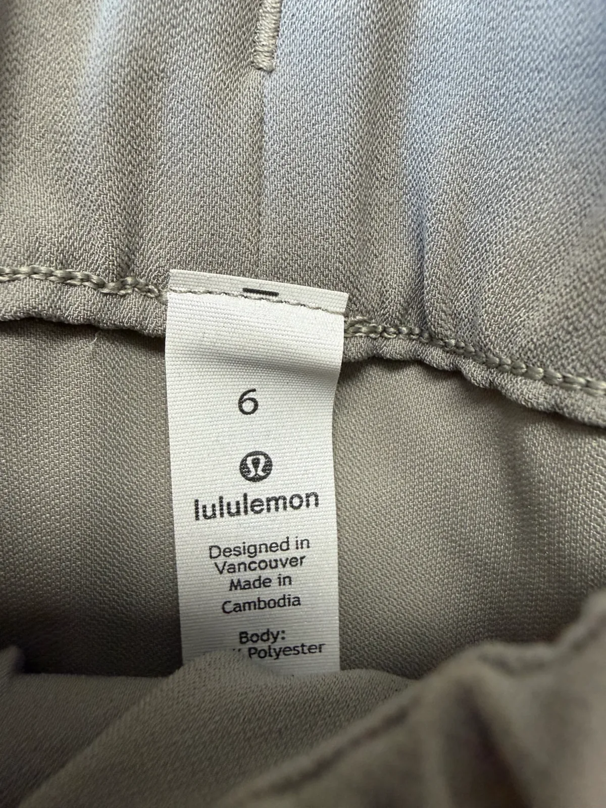 Lululemon On The Fly Crop 23" Woven Pants Gray Sage - Size 6 photo 4