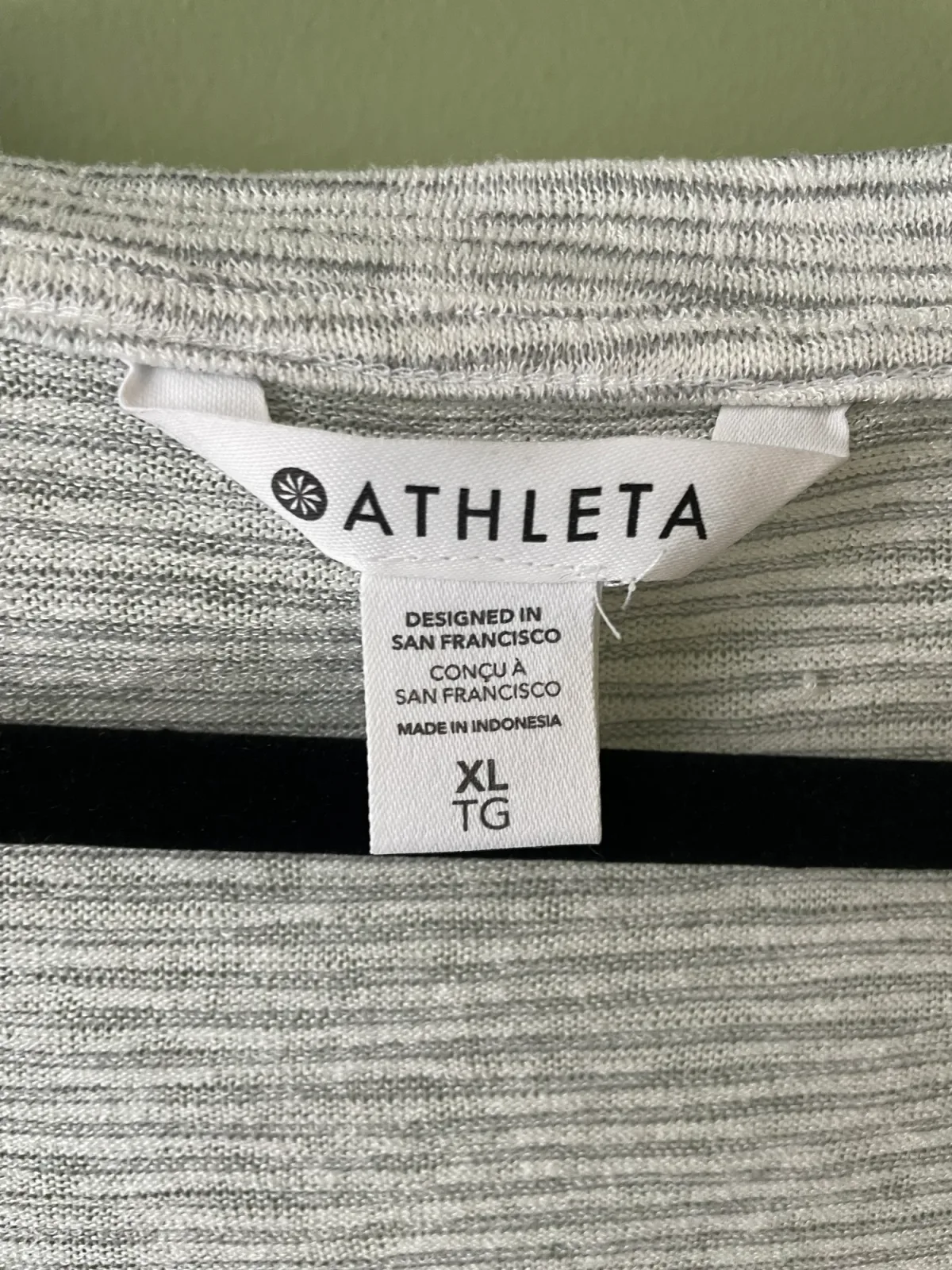 Athleta Women's XL Breezy Scoop V-Neck Tee photo 4