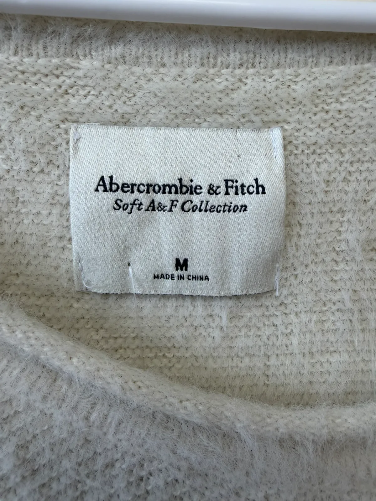 Foto 4 de Abercrombie & Fitch Soft Collection Cream Off-White V-Neck Knit Sweater Cozy Size M