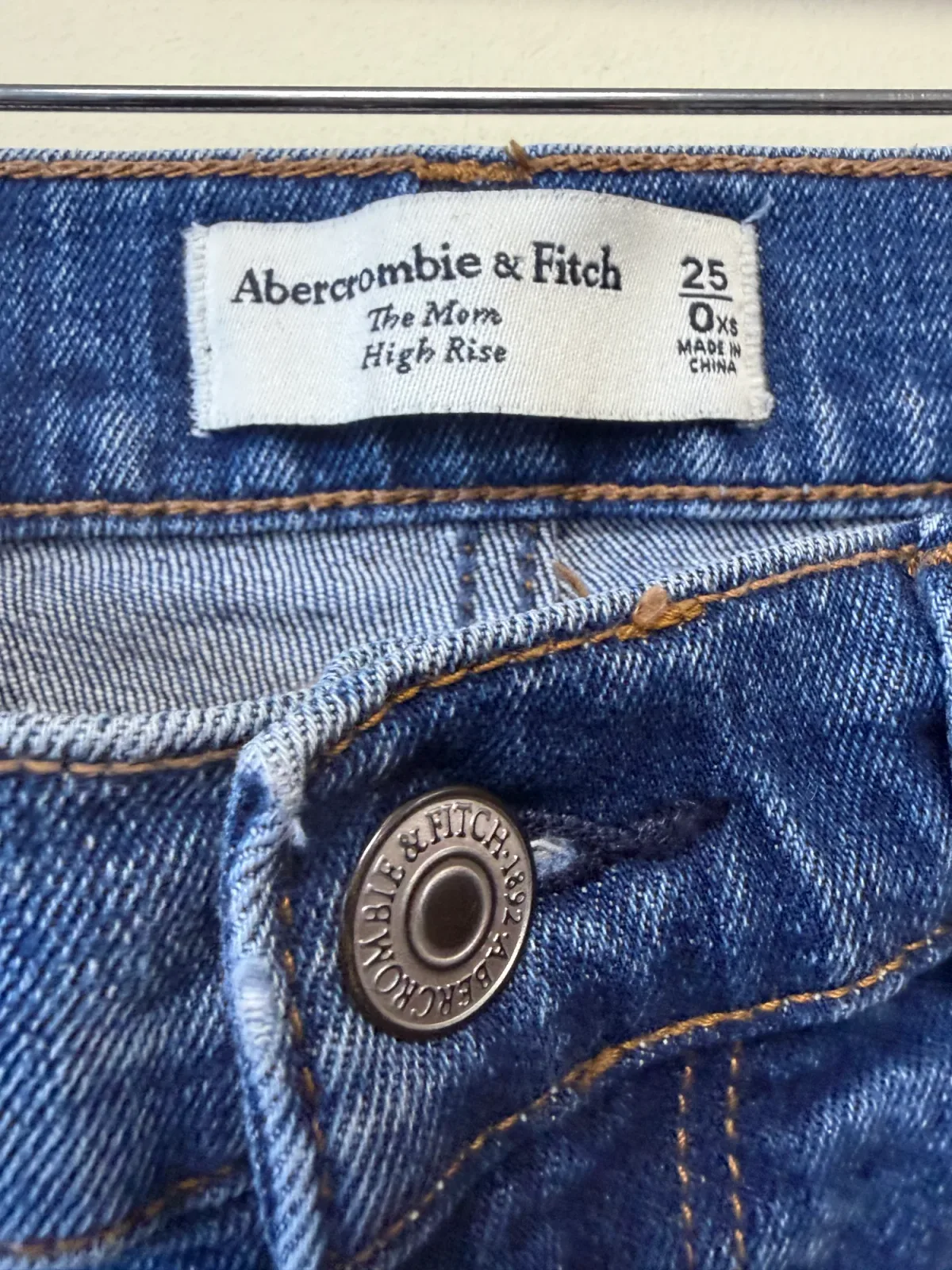 Abercrombie & Fitch Women's High Rise Mom Jeans Medium Wash Blue Size 25 / 0XS photo 4