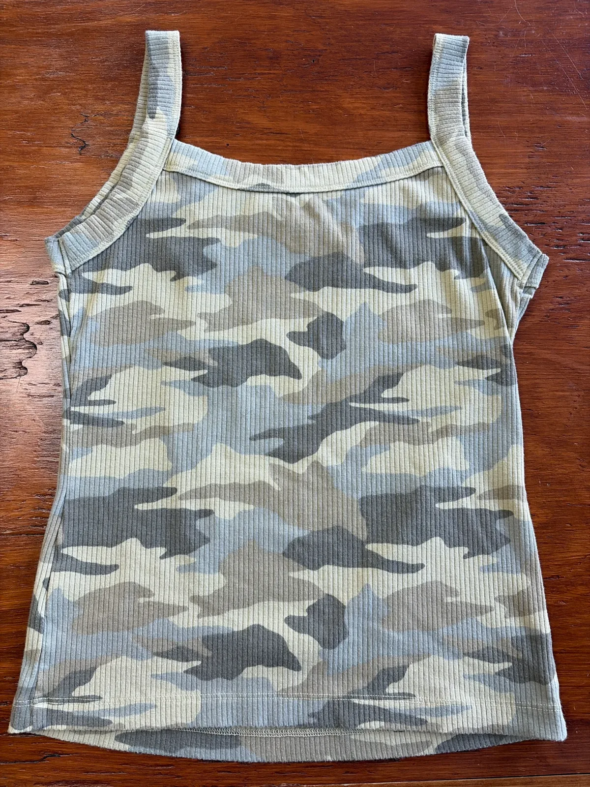 Foto 3 de American Eagle Women’s Camo Ribbed Tank Top Size Medium