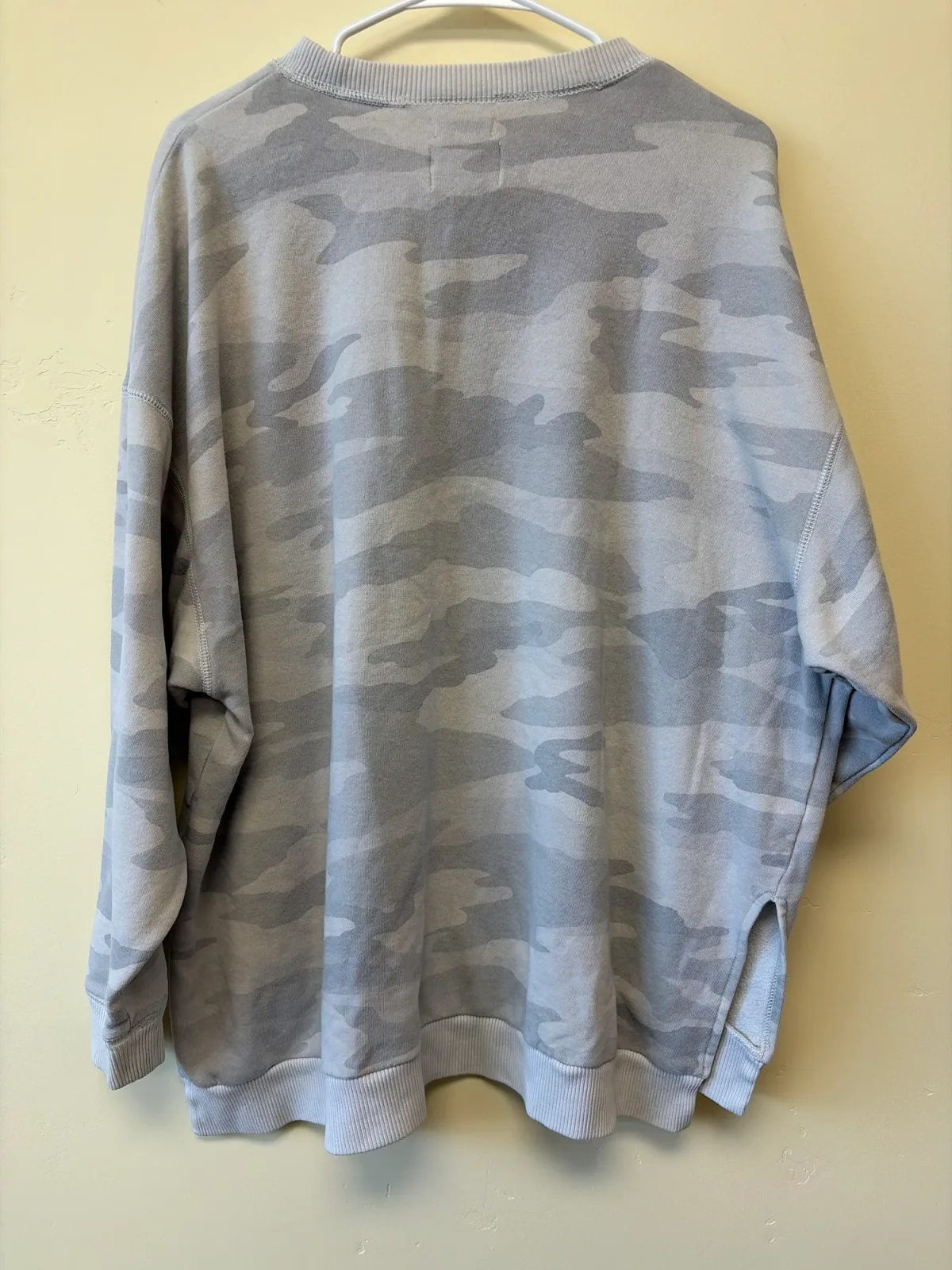 American Eagle Women’s Gray Camo Oversized Crewneck Sweatshirt Size Medium photo 3