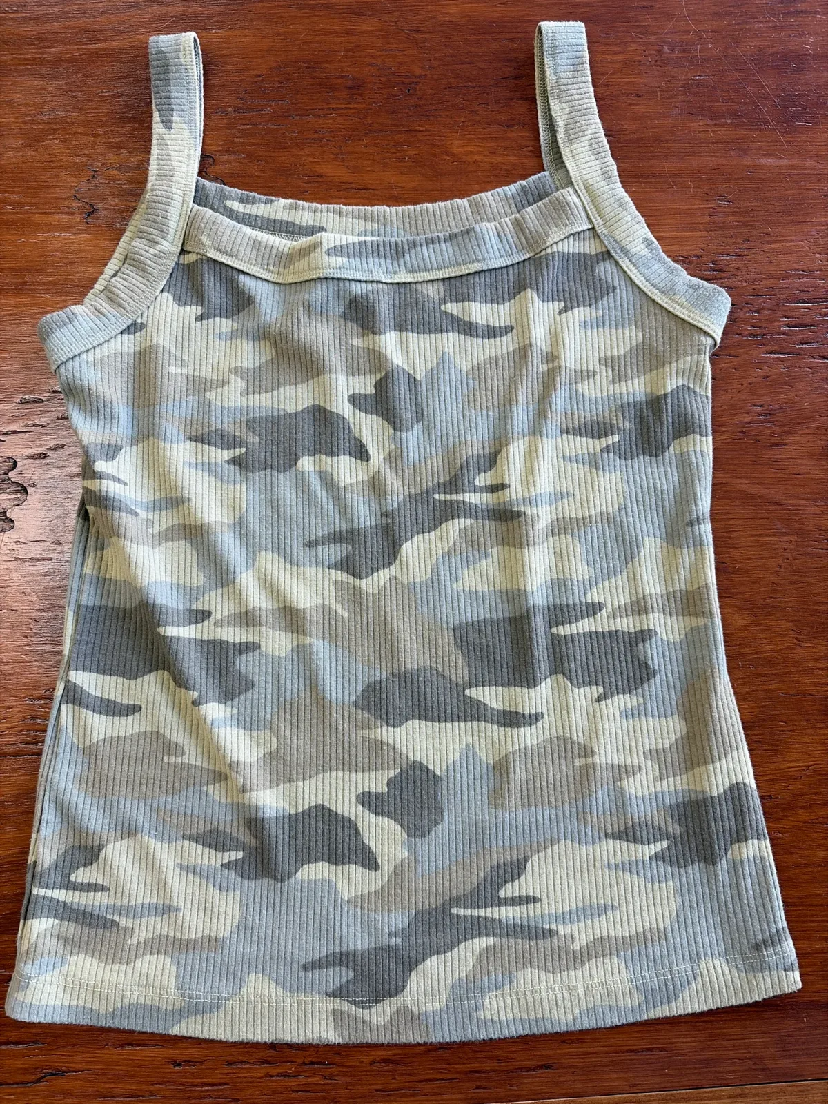 Foto 2 de American Eagle Women’s Camo Ribbed Tank Top Size Medium