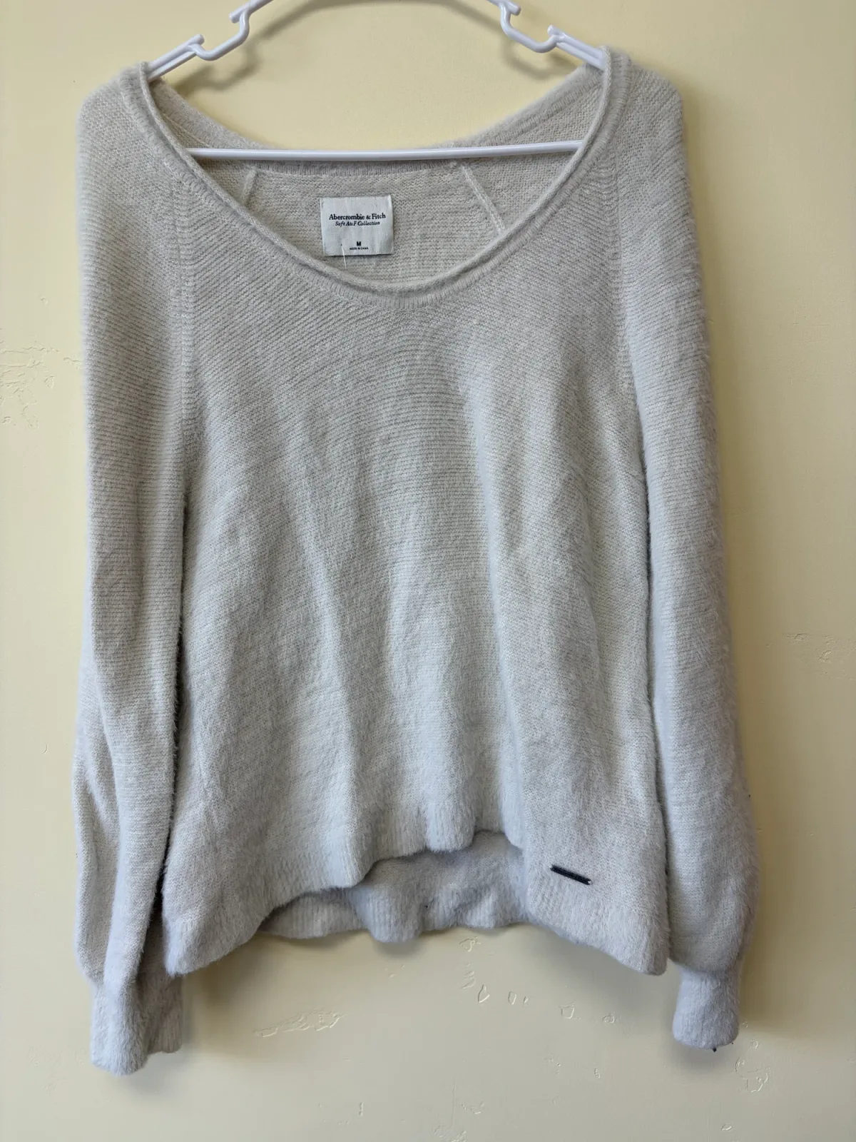 Foto 2 de Abercrombie & Fitch Soft Collection Cream Off-White V-Neck Knit Sweater Cozy Size M