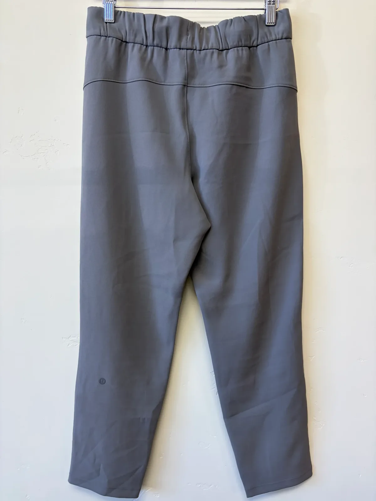 Lululemon On The Fly Crop 23" Woven Pants Gray Sage - Size 6 photo 3