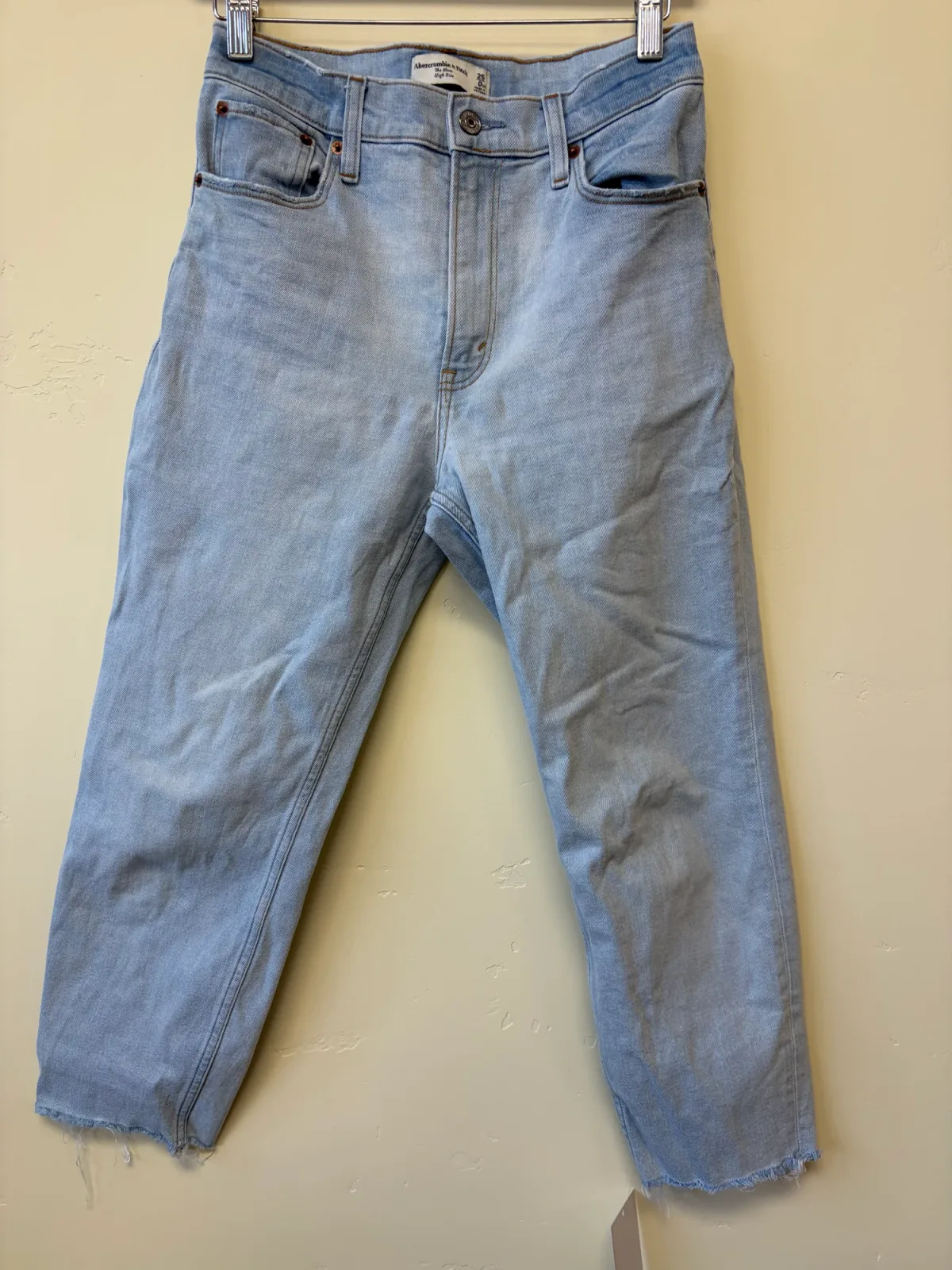 Foto 2 de Abercrombie & Fitch Women's High Rise Mom Jeans Light Wash Raw Hem Blue Size 25 / 0XS
