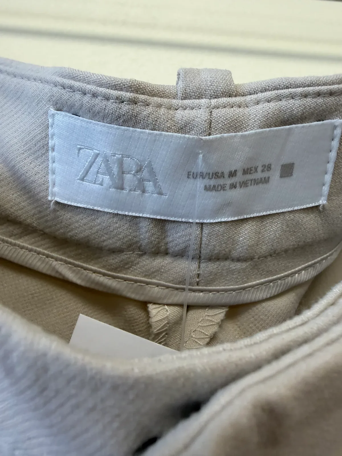 Zara Pleated Carrot Trousers in Beige - Size M photo 4