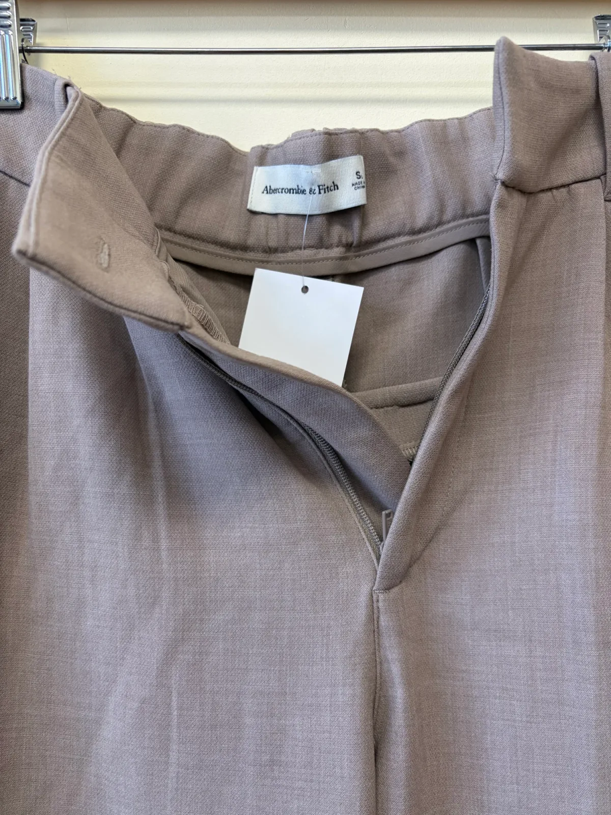 Foto 4 de NWT Abercrombie & Fitch Sloane Ultra High-Rise Tailored Wide-Leg Pants in Taupe - Size S / 0